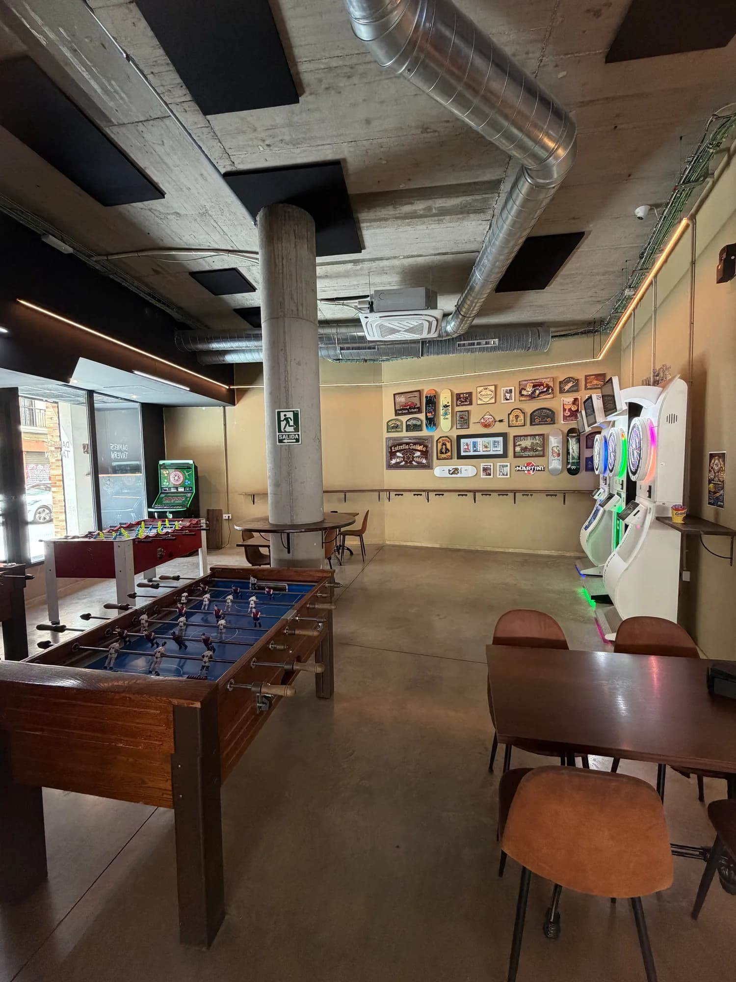Sala de juegos con dos futbolines y tres dianas electrónicas