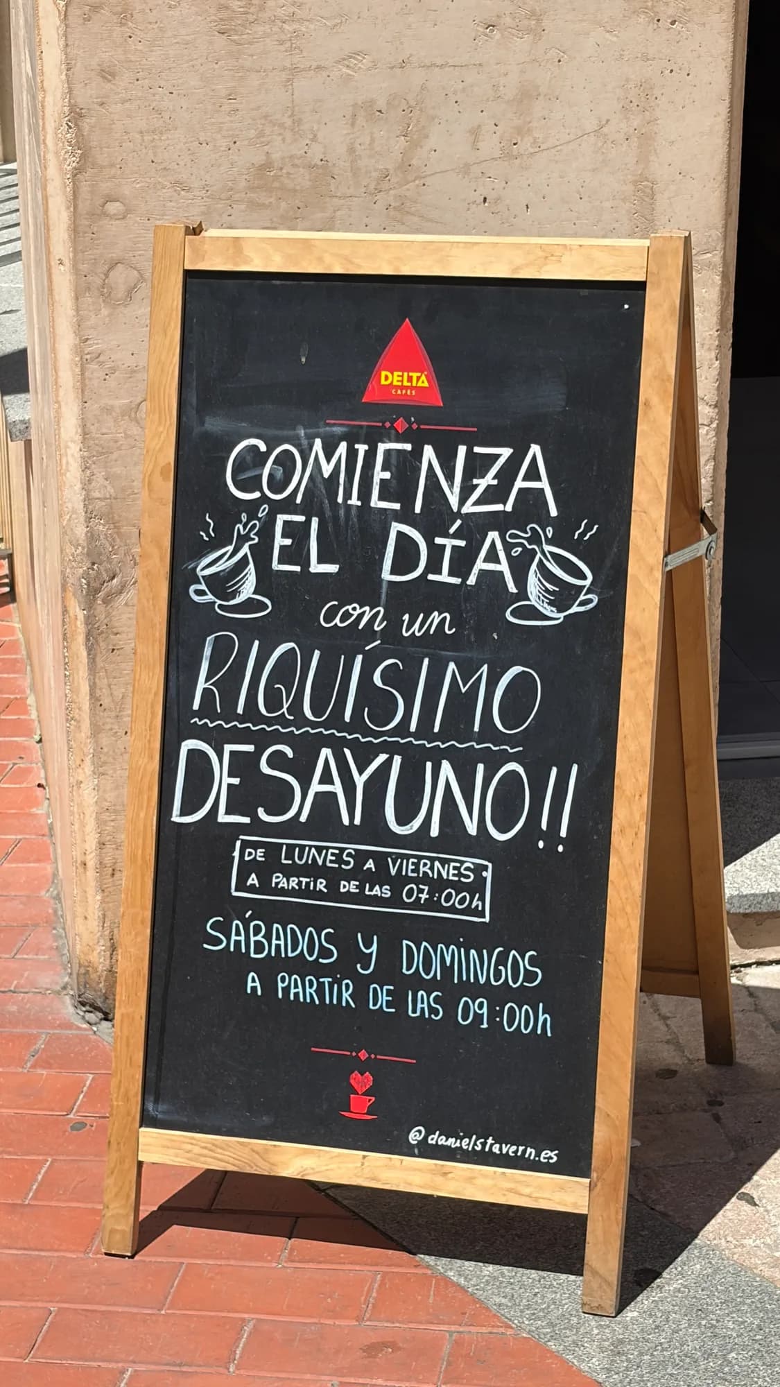 Pizarra de la entrada anunciando los desayunos desde las 7:00